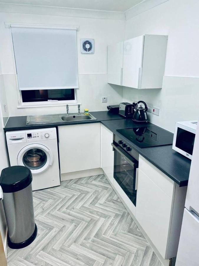 Modern 2 Bedroom Apartment With Free Parking Glasgow Exterior photo