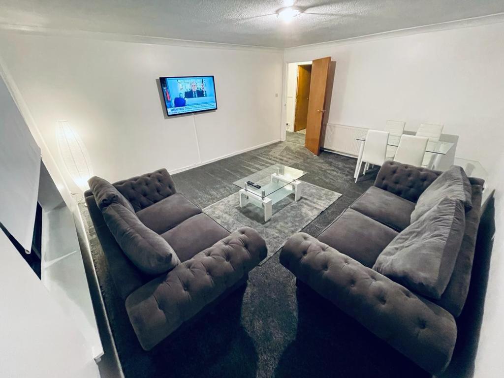 Modern 2 Bedroom Apartment With Free Parking Glasgow Exterior photo