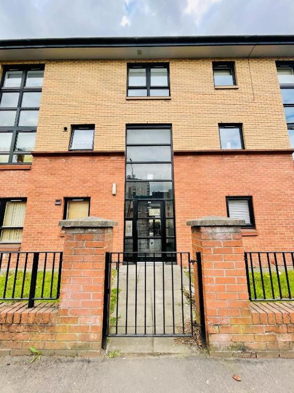 Modern 2 Bedroom Apartment With Free Parking Glasgow Exterior photo