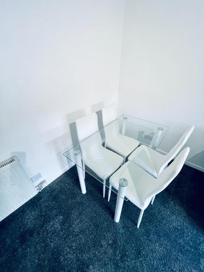 Modern 2 Bedroom Apartment With Free Parking Glasgow Exterior photo