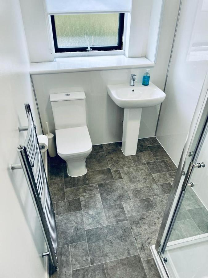 Modern 2 Bedroom Apartment With Free Parking Glasgow Exterior photo