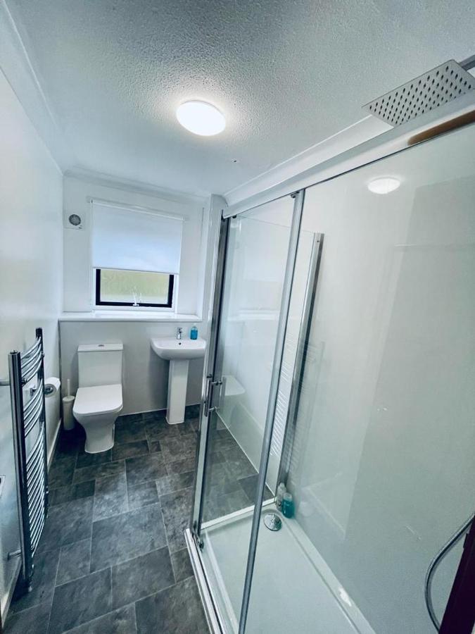 Modern 2 Bedroom Apartment With Free Parking Glasgow Exterior photo