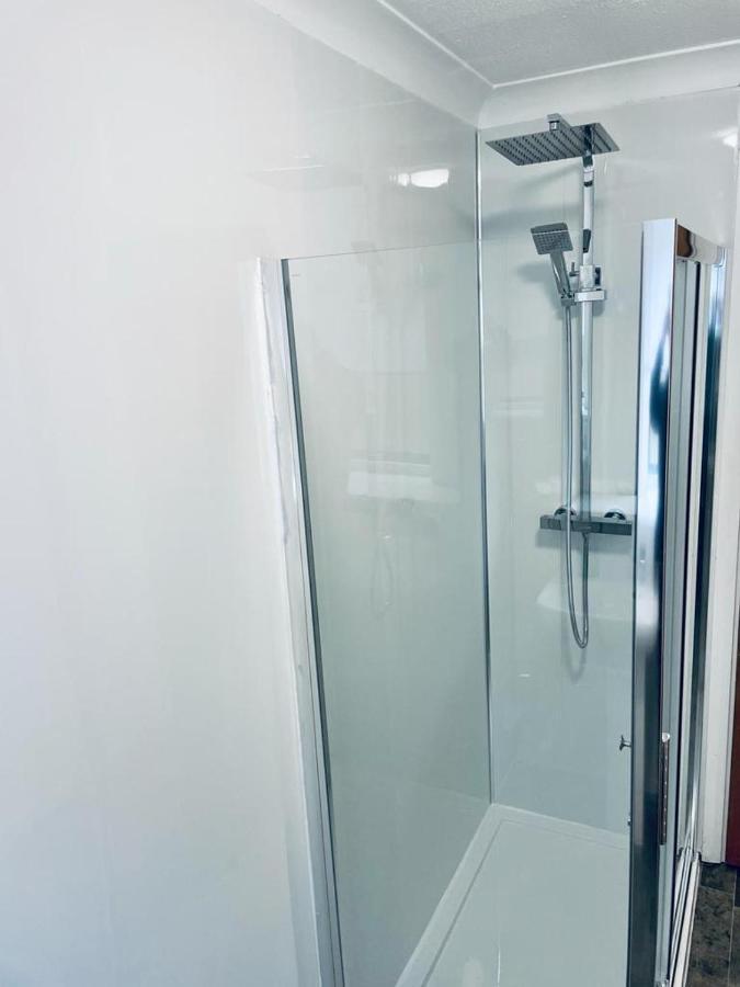 Modern 2 Bedroom Apartment With Free Parking Glasgow Exterior photo